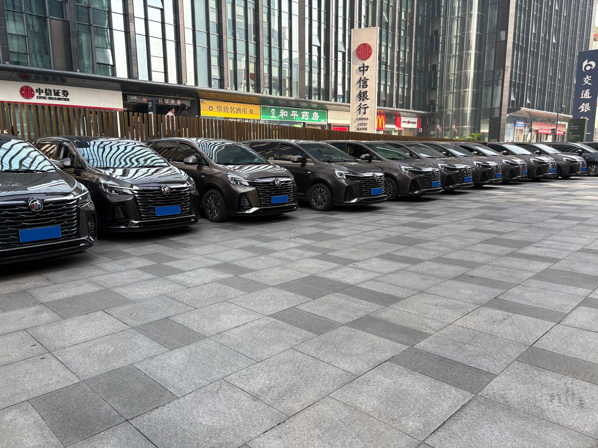 成都包车 租别克GL8全攻略，成都包车旅游/会议接待-商务包车/自驾租车，选我们！专业靠谱-车况好-价格实惠+必坑指