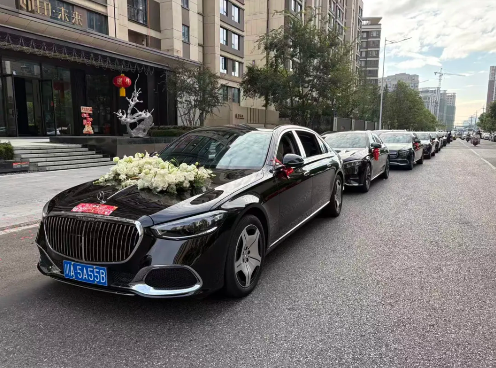 【成都租迈巴赫】成都商务包车 机场接送 成都婚车包车 选迈巴赫 高端出行 成都租车选七虎，正规安全|价格实惠|服务周到