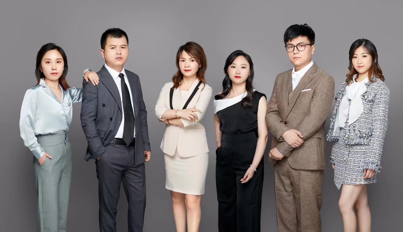 成都商务包车，找七虎租车就对了！正规安全-诚信便捷-价格透明-服务周到！别克GL8/丰田埃尔法/奔驰V级商务车/考斯特/